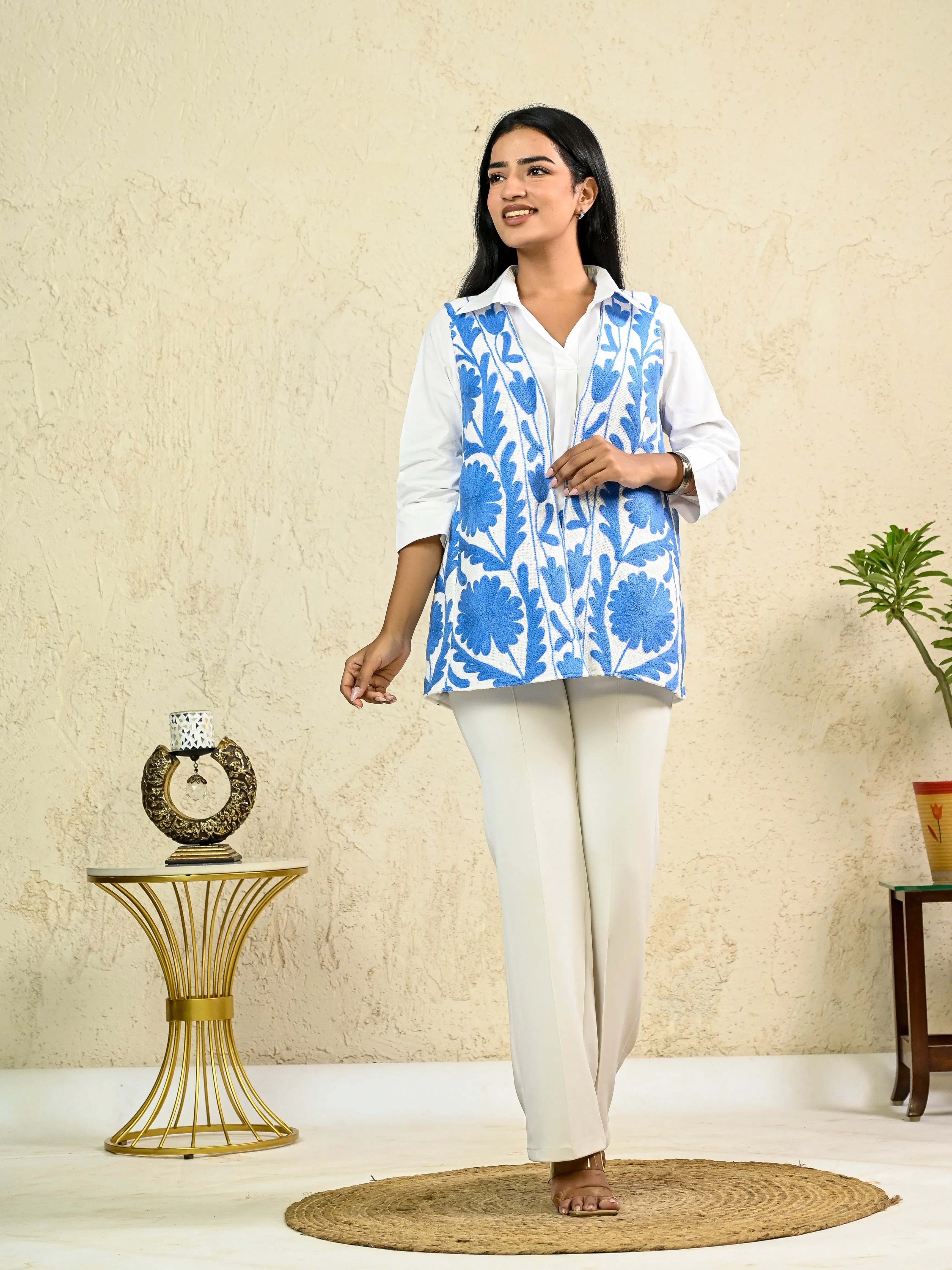 WHITE FLORAL EMBROIDERY SLEEVELESS JACKET