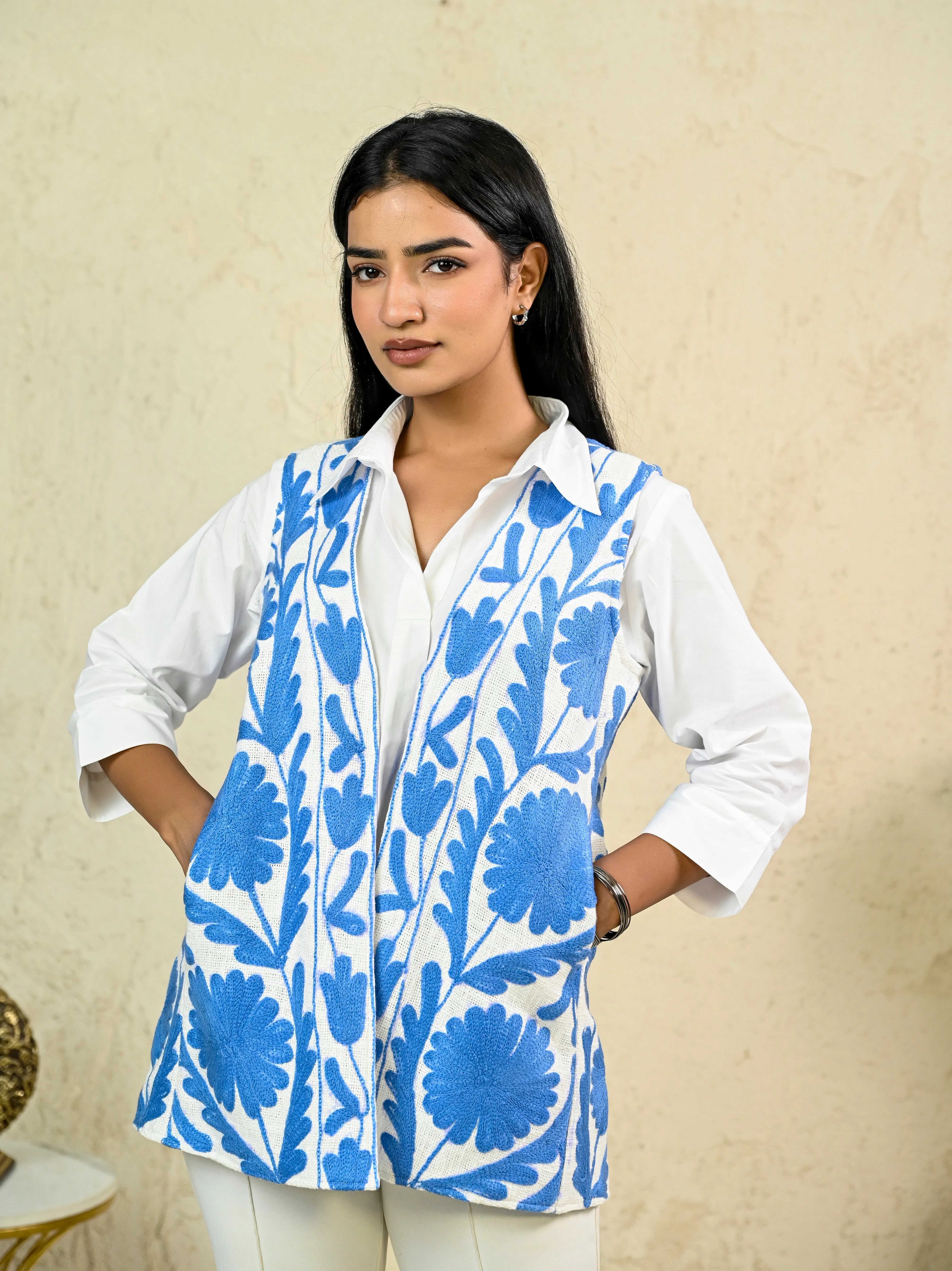 WHITE FLORAL EMBROIDERY SLEEVELESS JACKET