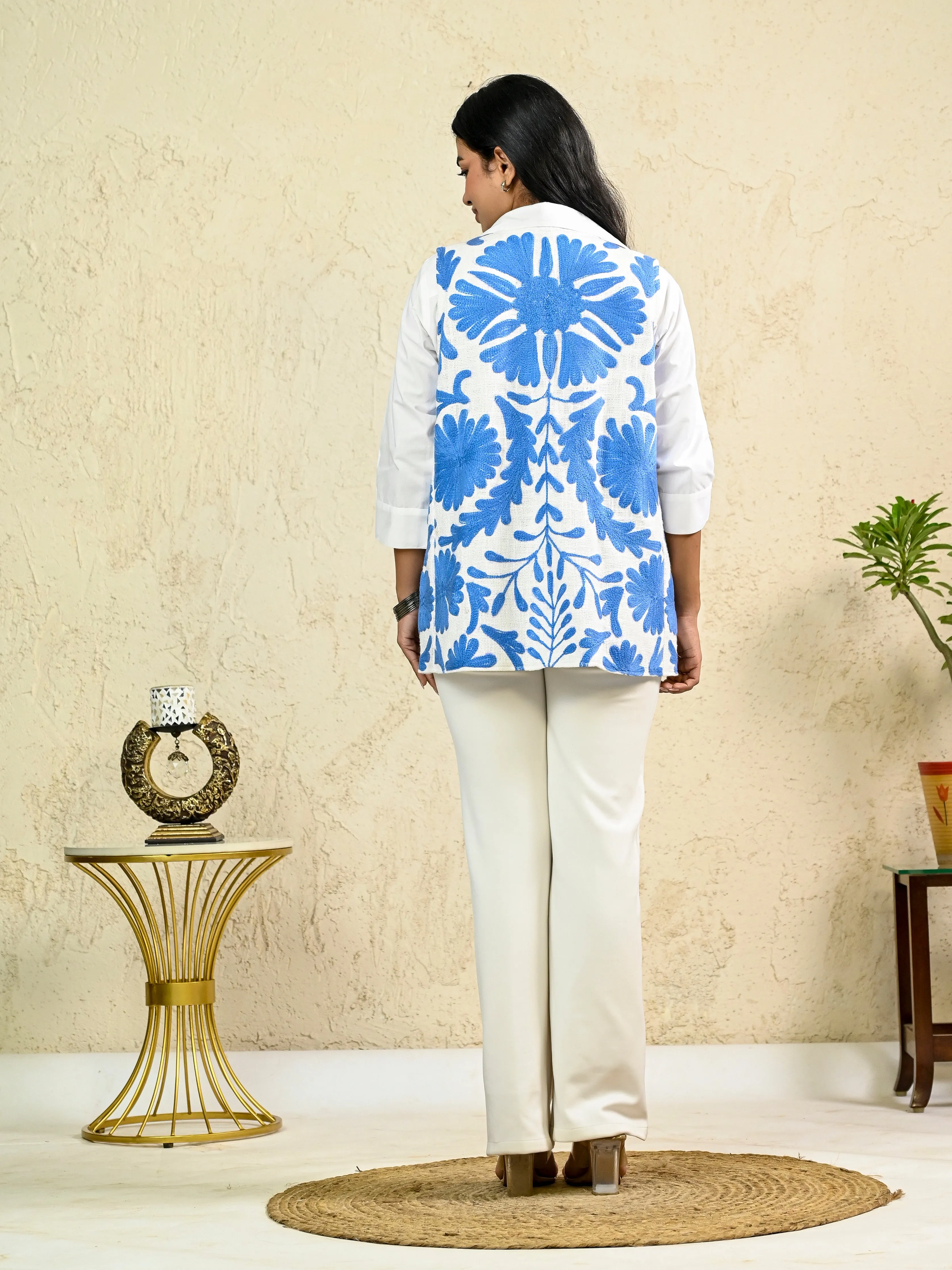 WHITE FLORAL EMBROIDERY SLEEVELESS JACKET