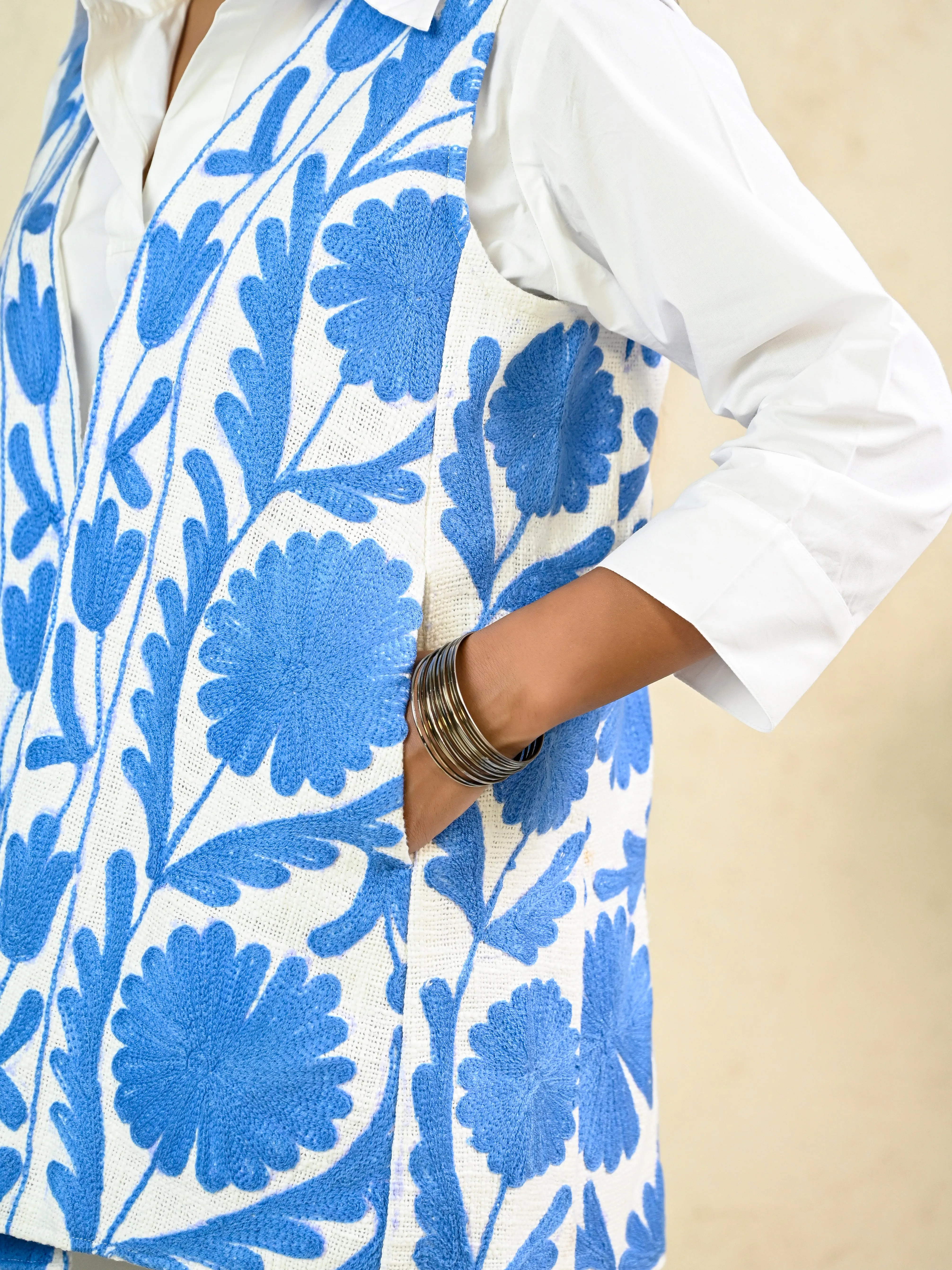 WHITE FLORAL EMBROIDERY SLEEVELESS JACKET