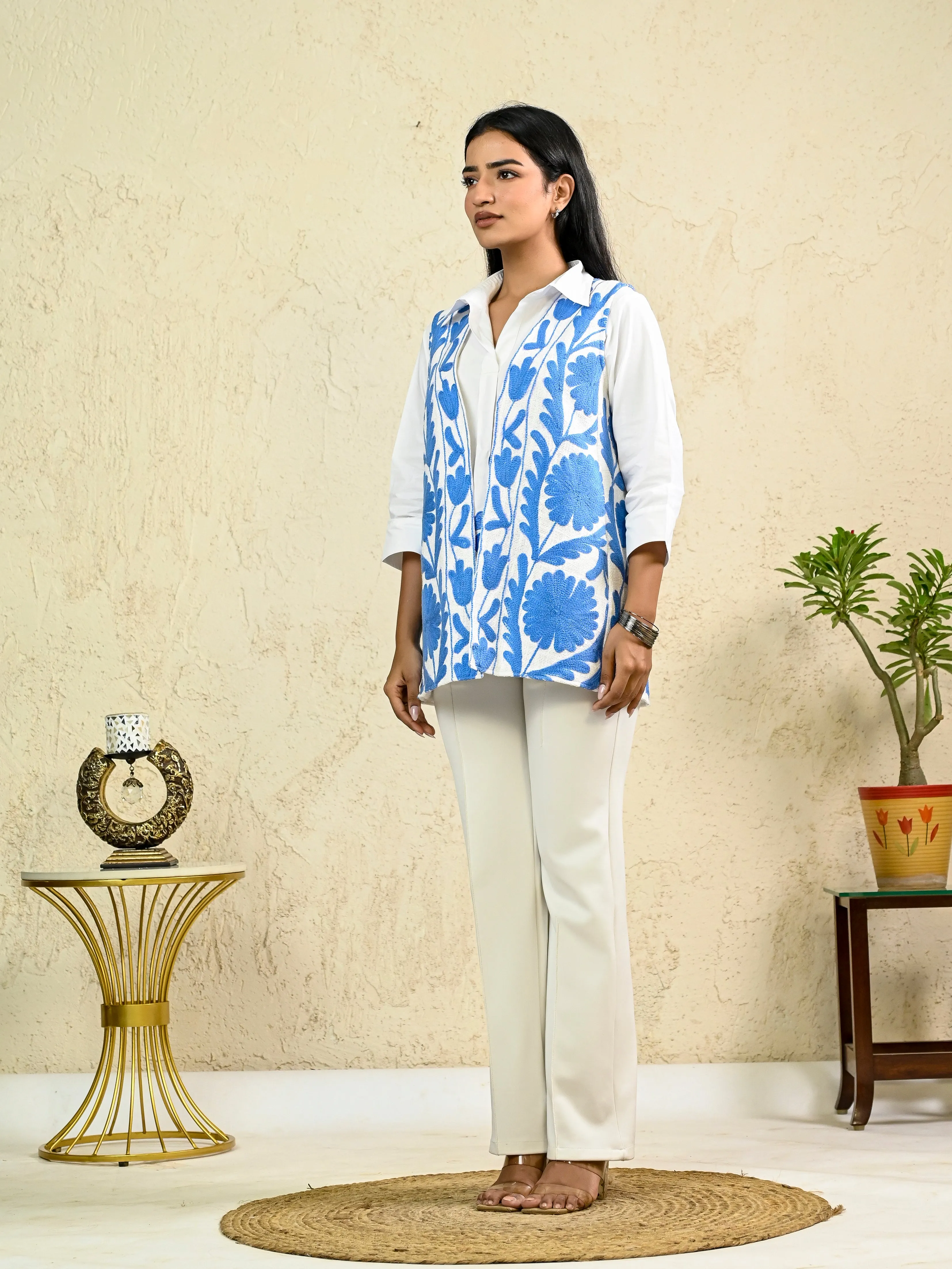 WHITE FLORAL EMBROIDERY SLEEVELESS JACKET